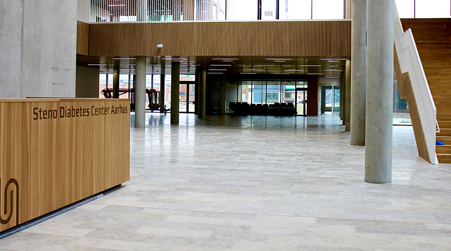 Aarhus universitetssykehus – om valget av lim til 1800 m2 naturstein